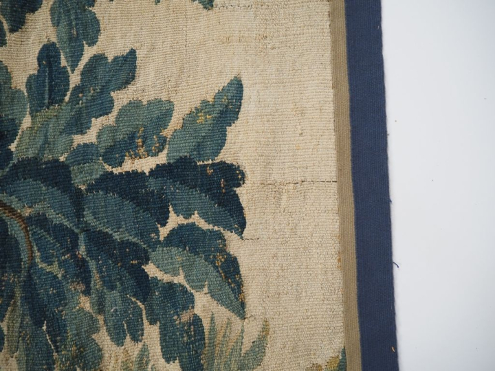 Tapisserie "Verdure" XVIIIème, à décor de personnages et de haras. Dim