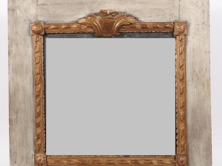 Miroir Louis XVI en bois laqué,  sculpté et doré à décor de fleurettes