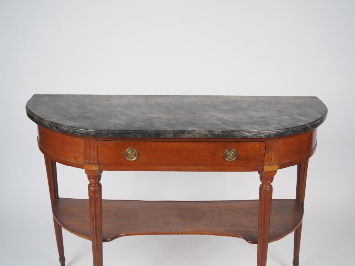Console demi lune Louis XVI en bois naturel, ouvrant à un tiroir en ce