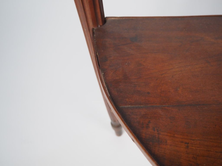Console demi lune Louis XVI en bois naturel, ouvrant à un tiroir en ce