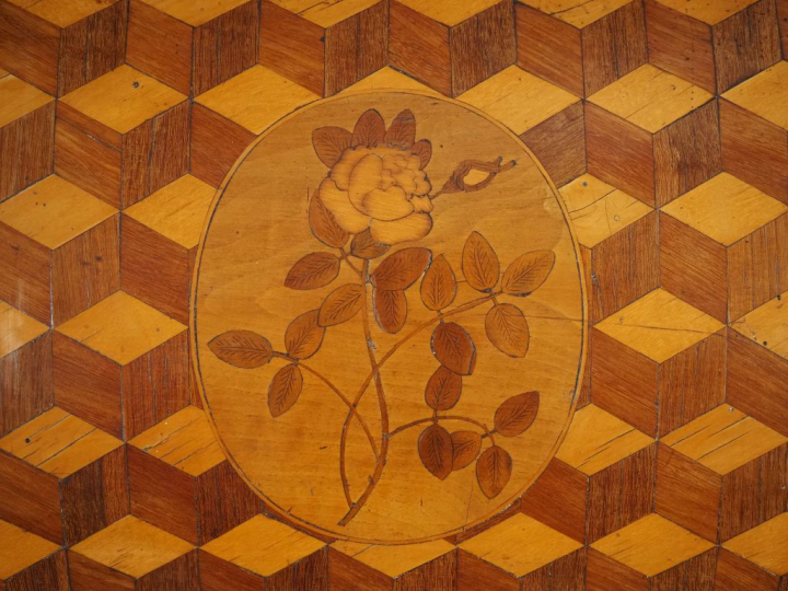 Bureau cylindre Louis XVI en acajou, à décor de cubes et de fleur dans