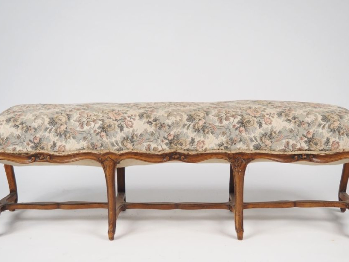 Banquette XIXème de style Louis XV, huit pieds galbés réunis par une e