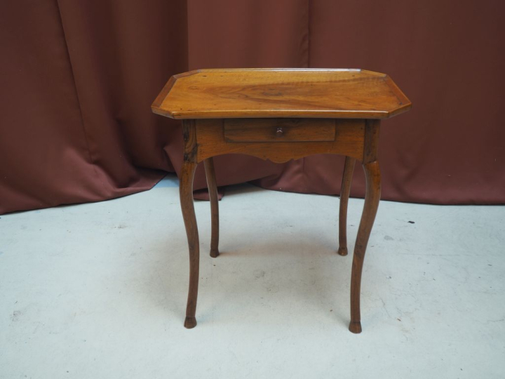 Table cabaret Louis XV en noyer, pieds galbés terminés en sabot de bic