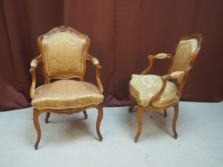 Paire de fauteuils cabriolets Louis XV, en bois naturel mouluré et scu