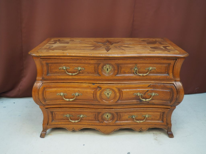 Commode tombeau Louis XV en bois composite, orme et merisier. Plateau 