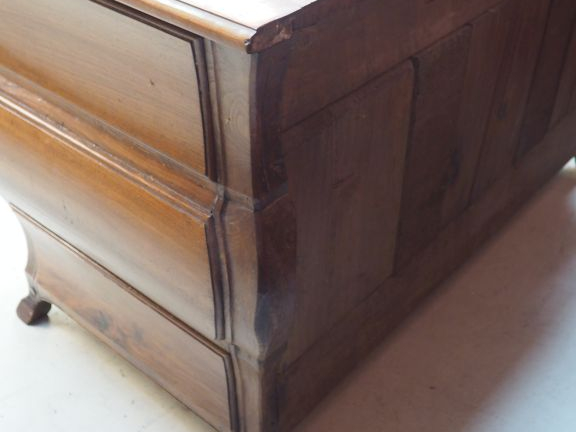 Commode tombeau Louis XV en bois composite, orme et merisier. Plateau 