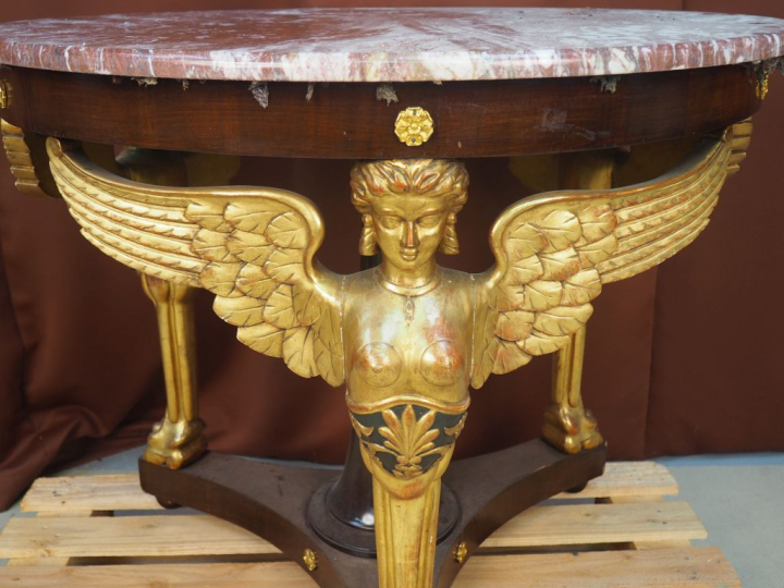 Guéridon de style Empire en acajou et placage d’acajou, à décor de chi