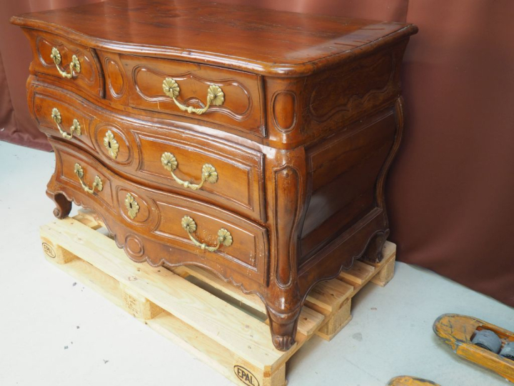 Commode Louis XV en bois naturel mouluré et sculpté, façade et panneau