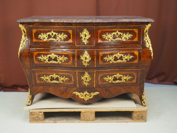 Commode de style Louis XV, en marqueterie, à façade mouvementée, ouvra