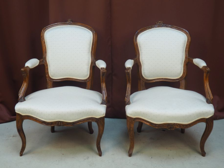 Deux fauteuils cabriolets Louis XV en bois naturel mouluré et sculpté,