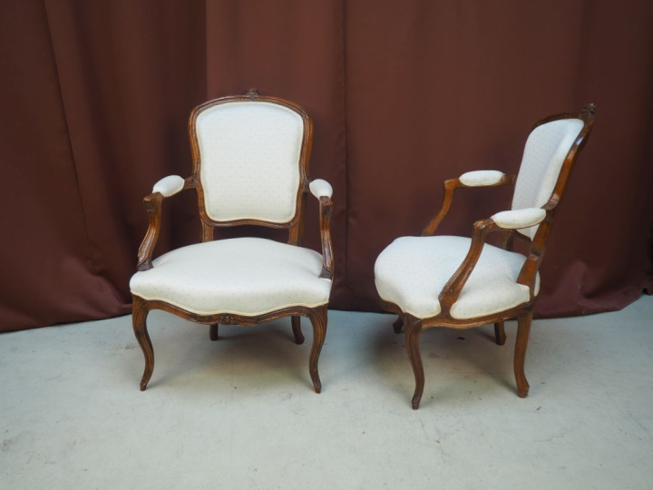 Deux fauteuils cabriolets Louis XV en bois naturel mouluré et sculpté,