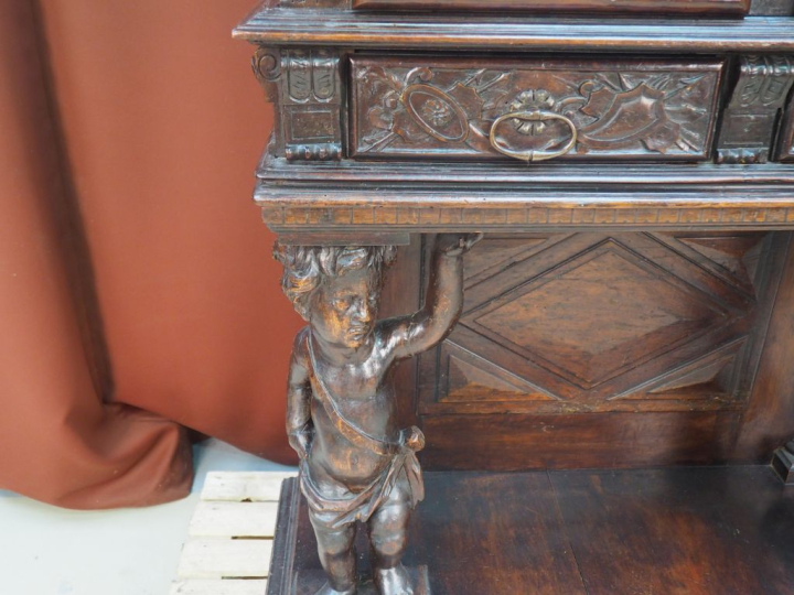 Crédence de style Renaissance piétement en forme d'amours en ronde bos