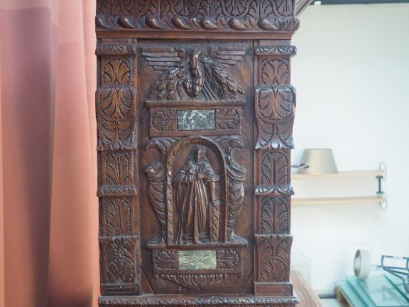 Buffet deux corps de style Renaissance en chêne sculpté, partie supéri