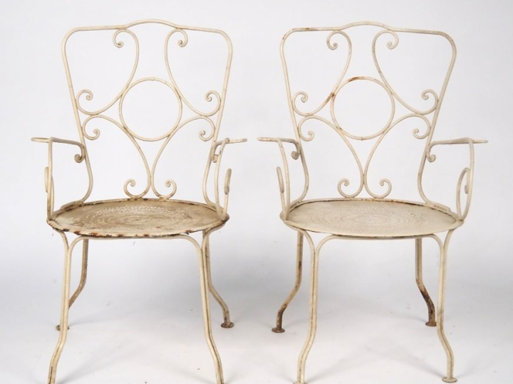 Mobilier de jardin 1900 en fer forgé laqué blanc comprenant :  une tab