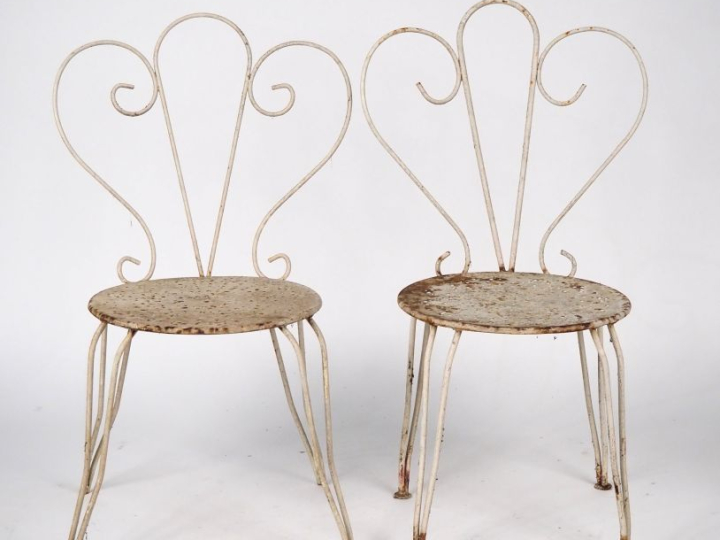Mobilier de jardin 1900 en fer forgé laqué blanc comprenant :  une tab