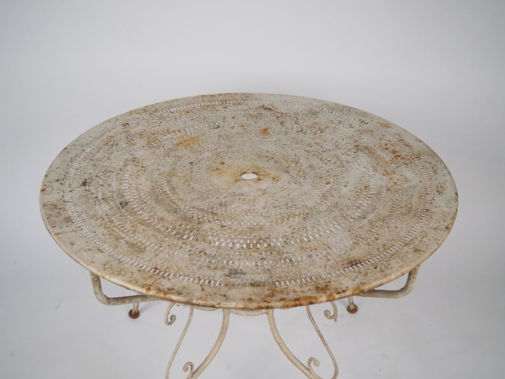 Mobilier de jardin 1900 en fer forgé laqué blanc comprenant :  une tab