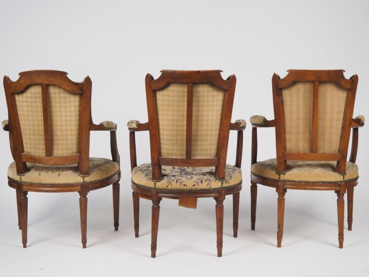 Trois fauteuils cabriolet dont une paire Louis XVI en bois naturel mou