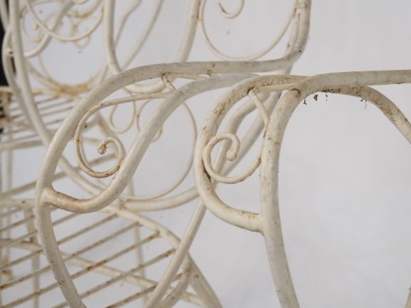 4 fauteuils de jardin 1900 en fer forgé et laqué blanc.