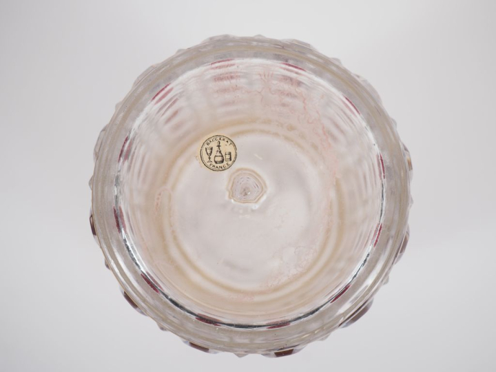 BACCARAT.  Flacon en cristal bicolore à décor de croisillons. H. 20 cm