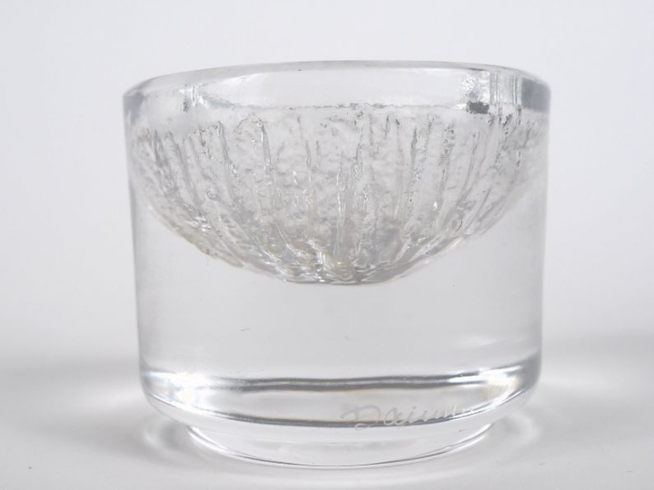 DAUM.  Paire de salerons en cristal et leurs pelles en métal.  Signés
